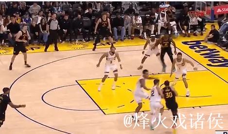 库里中路突入篮下 一记挑篮打板命中 库里中路突入篮下 一记挑篮打板命中